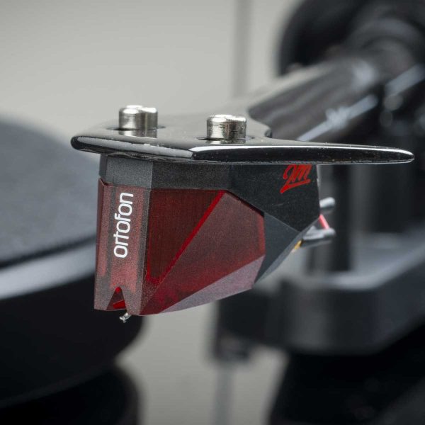 Pro-Ject Debut Carbon Classic Turntable with Ortofon 2M Red Cartridge - Rapallo